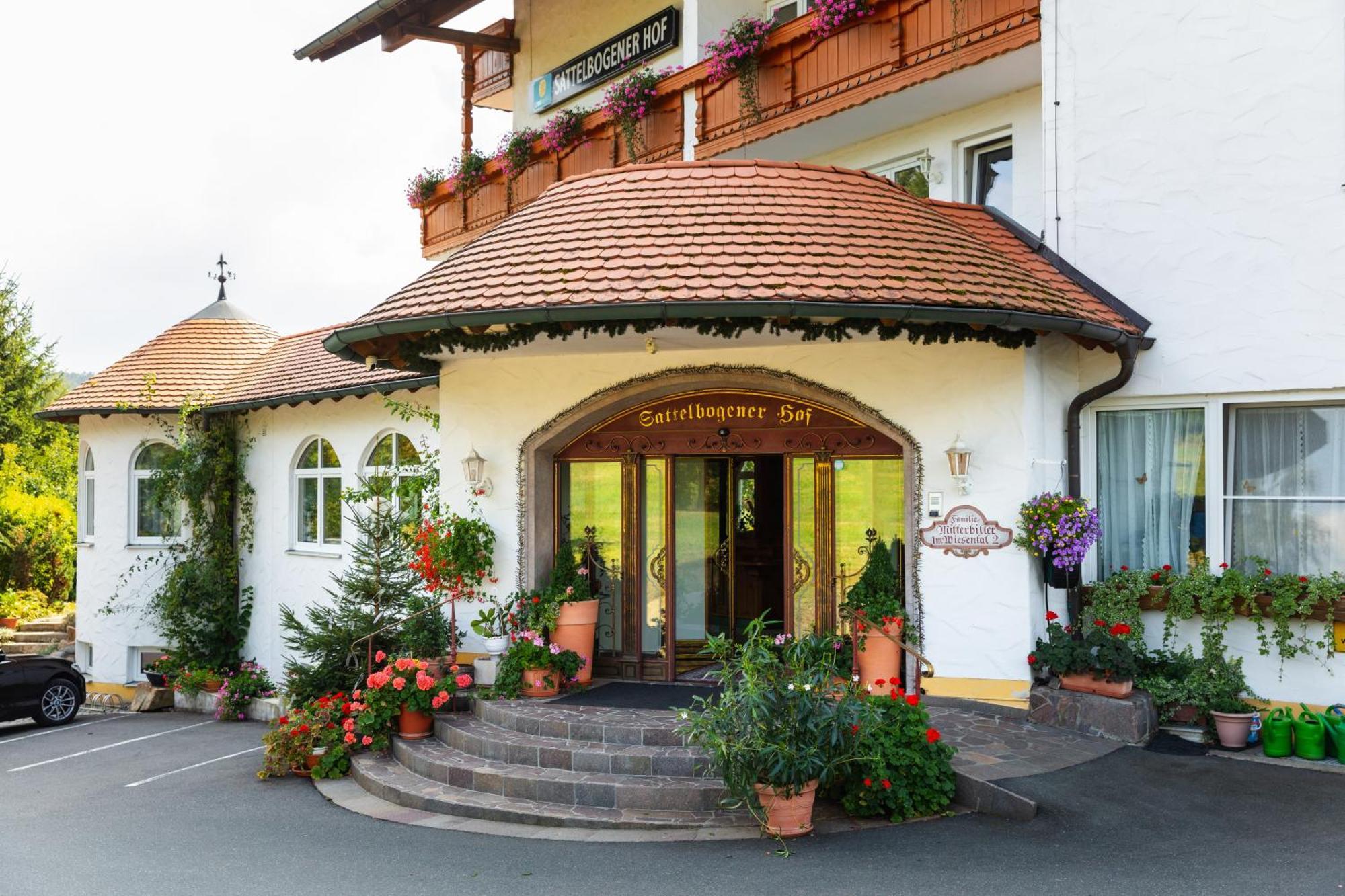 Sattelbogener Hof Hotel Traitsching Exterior photo